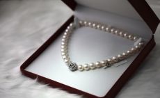 The Elegance of Pearl Jewelry: How to Style It